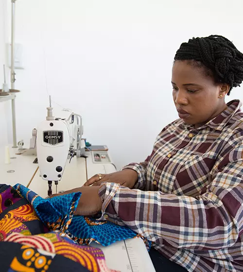 Women learning to sew at the Umthungo sewing school